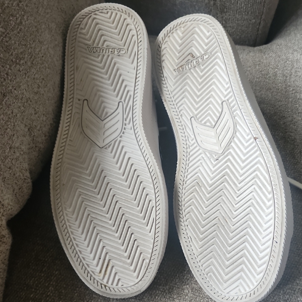Cariuma White and Black Minimalist Sneakers - Picture 6 of 6